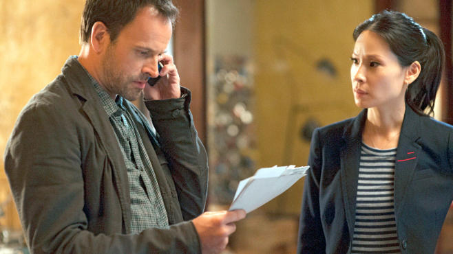 Jonny Lee Miller als Sherlock Holmes un Lucy Liu als Dr. Joan Watson